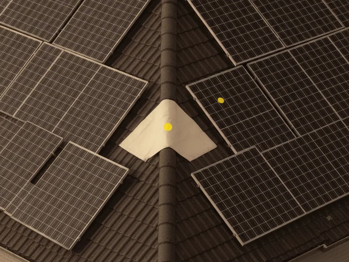 Photovoltaik-Module auf einem Einfamilienhaus-Dach bei goldenem Licht