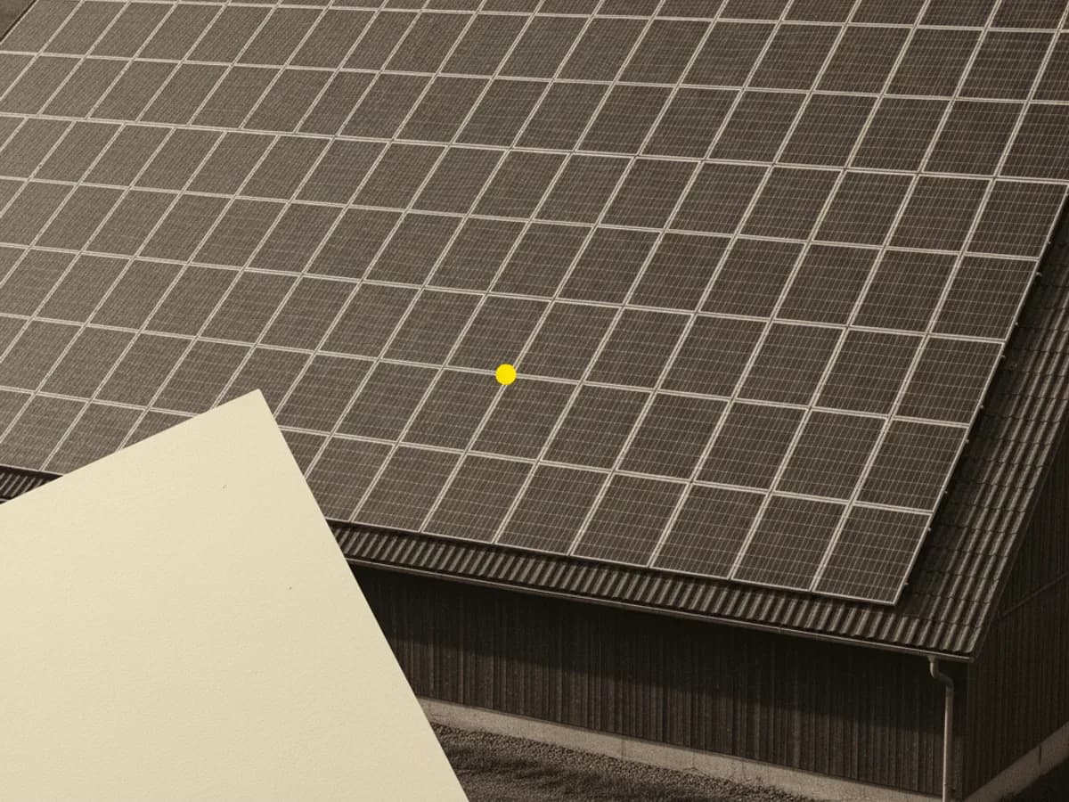 Grossflächige Photovoltaik-Anlage auf einem landwirtschaftlichen Stalldach